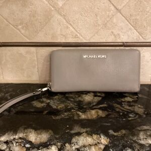 MICHAEL KORS Large Pebbled Leather Wristlet